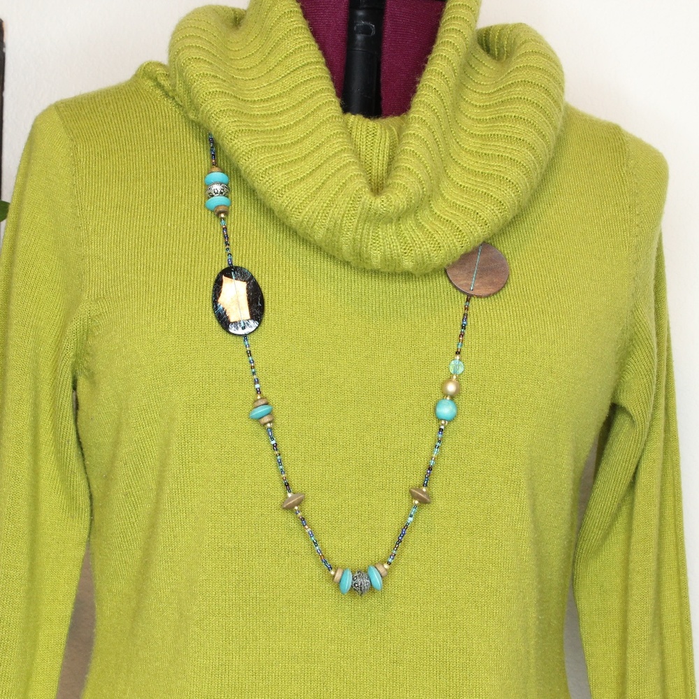 vintage 2000’s Blue beaded asymmetrical necklace